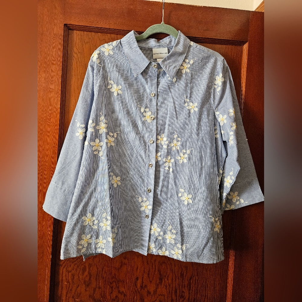 Alfred Dunner Buttondown Blue and White Striped Daisy Top Shirt Size L Large